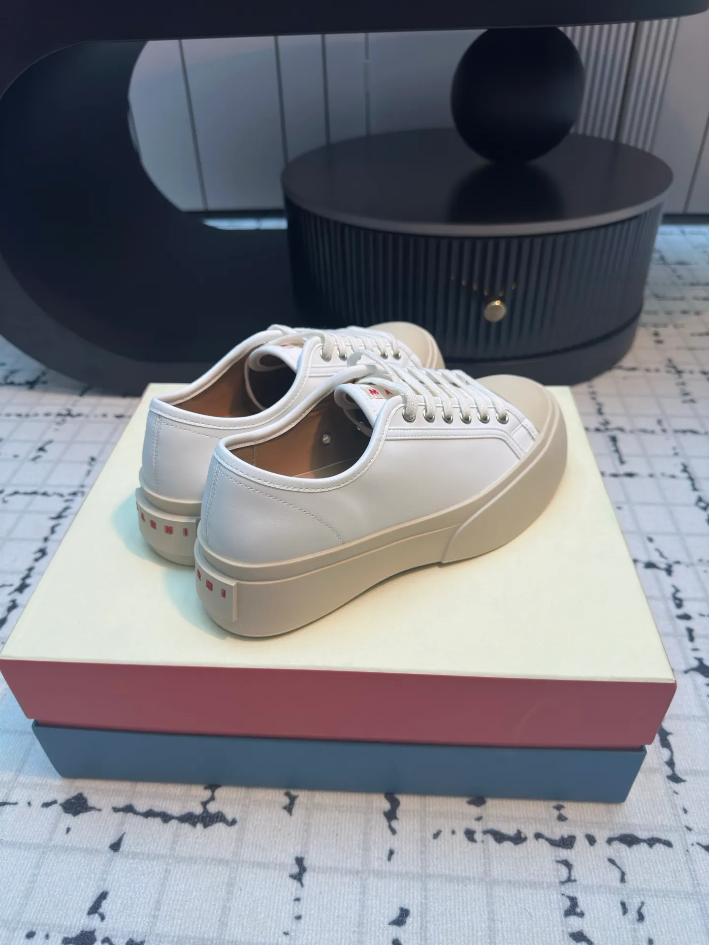 👟👟Ex-factory price 480👟👟 Women's Shoes Factory Women's Shoes Women's Clothing Women's Shoes Women's Clothing Lace-up big-toe shoes, the cutest doll shoes in history, this year's new colors are really beautiful, very fresh, and not bulky at all! A brand from an independent Italian designer, it has now become a famous brand in the international fashion industry. Since its establishment in 1994, the brand has expanded from women's clothing to men's clothing, bags, jewelry and glasses, and its product content is extremely rich! Marni's designs are not only bold in color and innovative in tailoring, but also very proud of its pure Italian origins. Not only are all its finished products produced in Italy, but they are also not authorized to operate, and the brands are all controlled by family members.  Upper: imported calfskin, lining/feet: cowhide laminated to high-density elastic latex, sole: rubber outsole, 4cm thick sole to lengthen legs, code number: 35/40 (40 is custom-made, non-refundable, non-exchangeable)